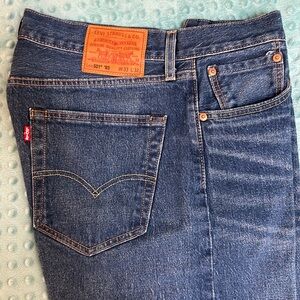 Levi’s. Size W33 L32. 501 ‘93. Upper Case “E” in Levis.